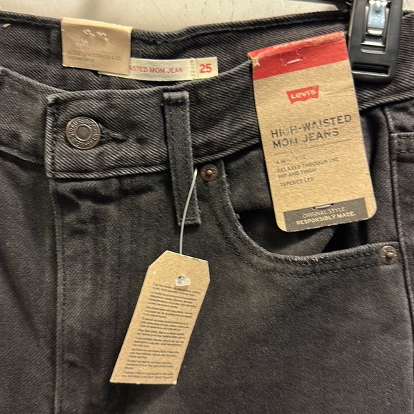 Levi’s High Waisted Mom Jean Black. Size25/27 on tags. Destruction. 💯 Cotton. - Picture 3 of 12